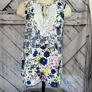NWT Danielrainn TANK top Floral Crochet Lace Split Neck Size:Small